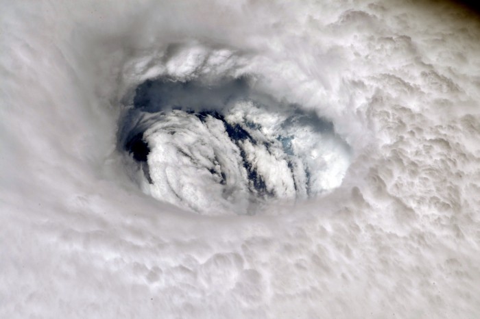 NASA宇航员拍下飓风多里安令人震撼的风暴眼照片