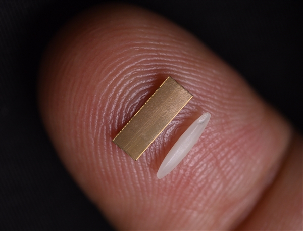 Intel EMIB桥接芯片比米粒还小：已用于近100万台设备