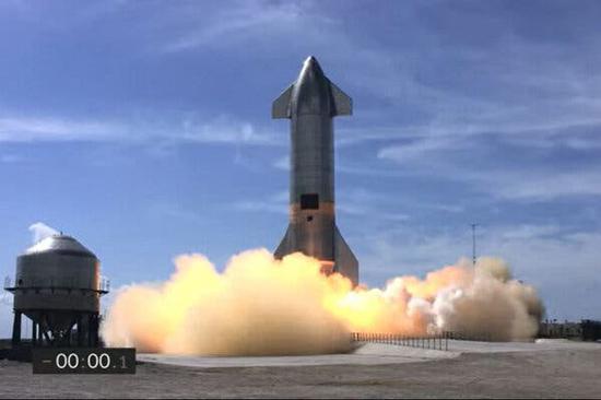 太空探索公司SpaceX的星际飞船原型SN10着陆后发生爆炸