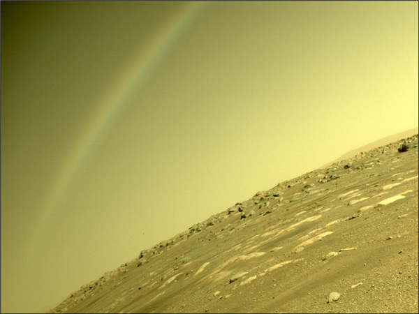NASA拍摄到火星彩虹景象 官方科普：并非彩虹 镜头光晕导致