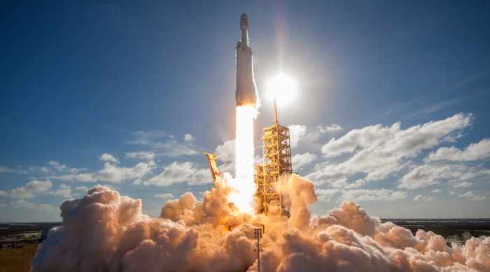 SpaceX的“猎鹰重型”火箭将执行NASA的月球寻水任务