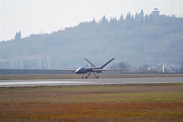 我国翼龙-1E大型无人机首飞成功：全面对标美国掠食者
