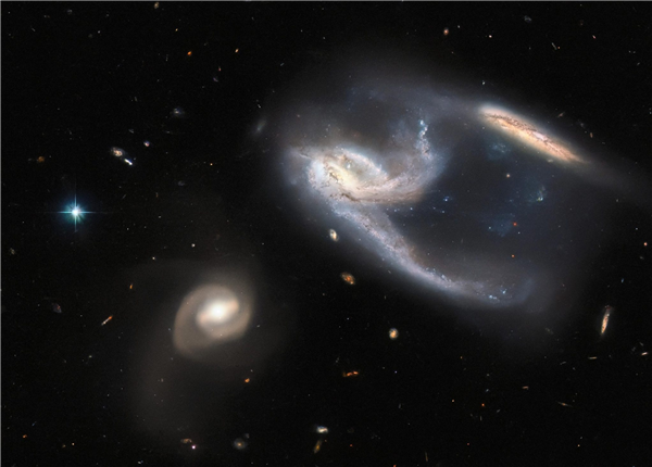 壮观的星系碰撞画面！哈勃团队分享NGC 7764A三星系套图