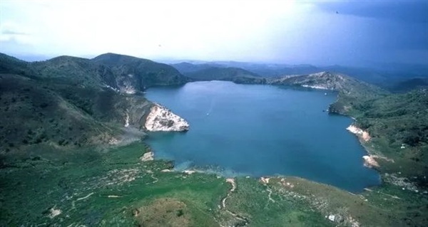 非洲死亡湖：湖泊从蓝色变成血红色！1746人窒息而亡