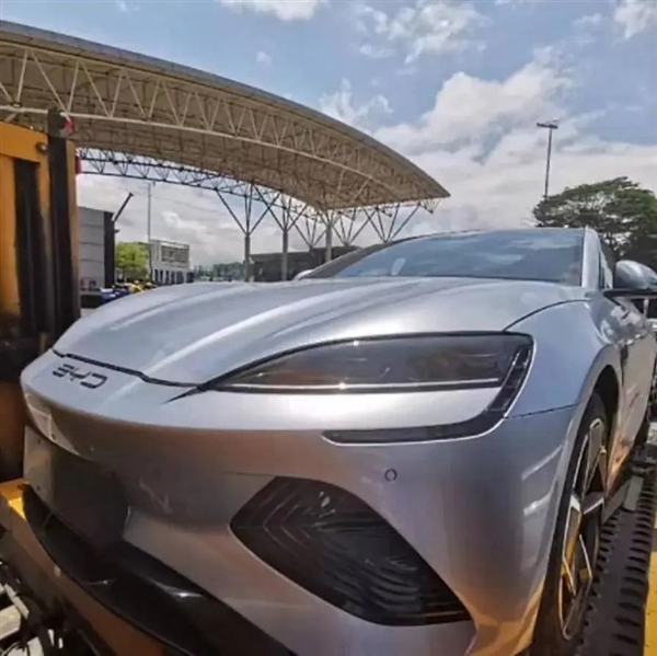 特斯拉Model 3最强对手！比亚迪海豹实车曝光：加速史上最快