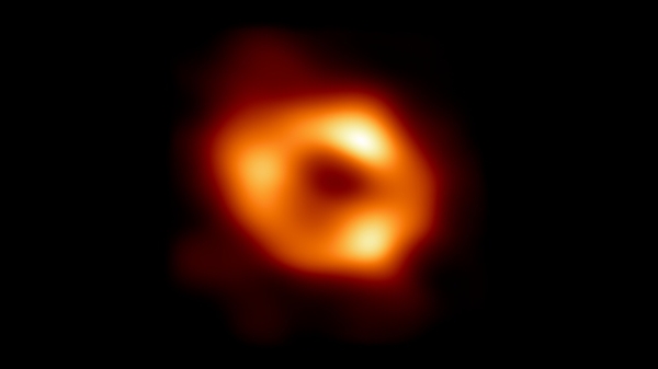 银河系中心黑洞首张照片发布：距地球仅2.5万光年、质量是太阳400万倍