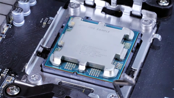 AMD Zen4锐龙7000首个装机视频来了：AM5主板彻底告别CPU弯针