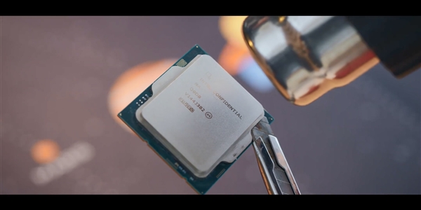 Intel 13代酷睿第一次开盖：16核心变24核心 面积增大近1/4