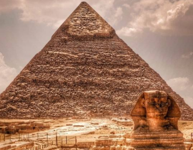 第一个使用金字塔的法老是哪位？是如何发明的？（不要告诉别人）