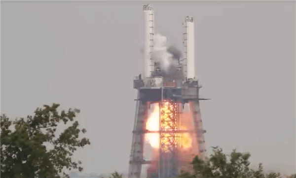 SpaceX测试猛禽发动机时发生爆炸：火光冲天、浓烟滚滚