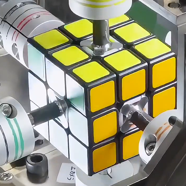 日本三菱电机机器人刷新复原魔方最快纪录：仅0.305秒
