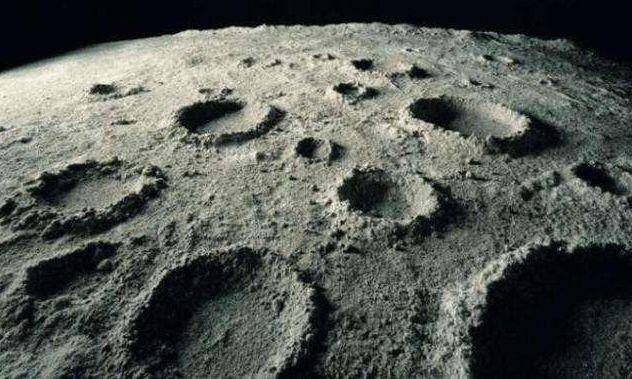 月球上有那么多的撞击坑，为何只有坑，却没有陨石的痕迹 