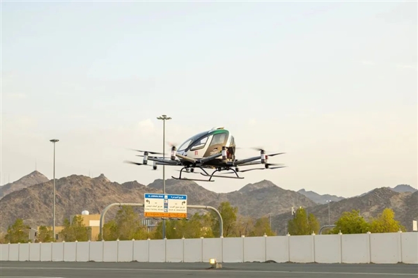 纯电空中出租车！亿航智能EH216-S无人驾驶eVTOL完成沙特首飞