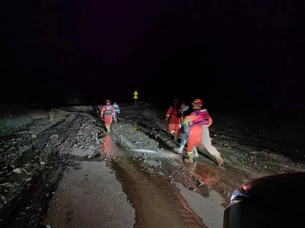 车主山区驾驶遭遇泥石流 蔚来服务一天一夜紧急施救