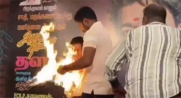 印度男孩表演特技时手部起火：一旁男子误浇汽油灭火