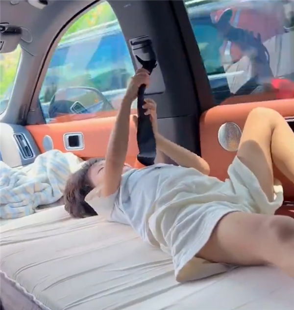 理想汽车高速上行驶 孩子竟躺气垫床上玩耍！网友：别拿孩子开玩笑