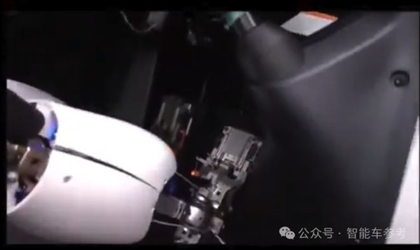 日本自动驾驶有点抽象：用机器人开带手刹的老车