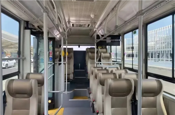 海南首个机场开放道路自动驾驶公交接驳车上线：旅客免费乘