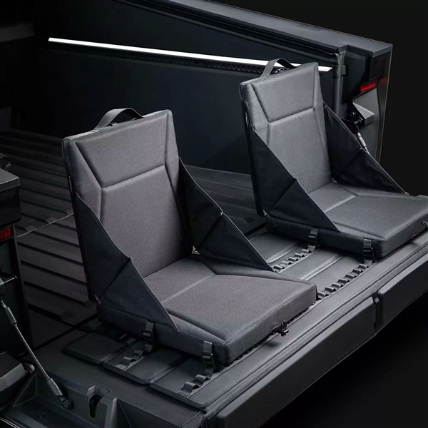 特斯拉为Cybertruck推出两款周边产品：手提包一秒可变便携椅