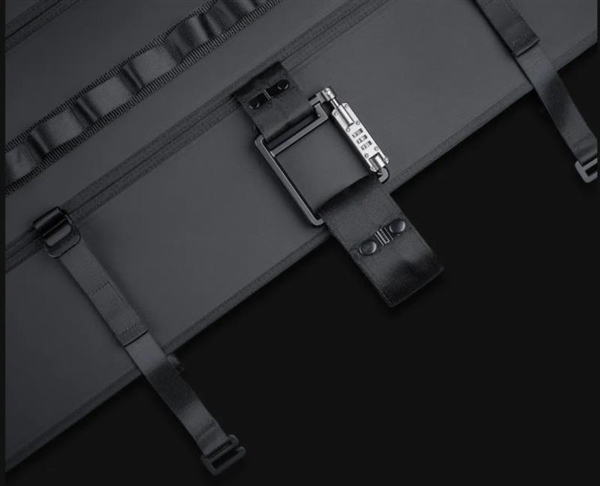 特斯拉为Cybertruck推出两款周边产品：手提包一秒可变便携椅