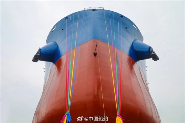 自主设计建造！“蓝鲸”系列82600吨散货船成功下水