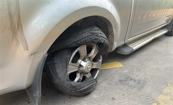 爆胎后继续低速行驶 轮胎硬生生被扭成麻花 到底该如何处理？