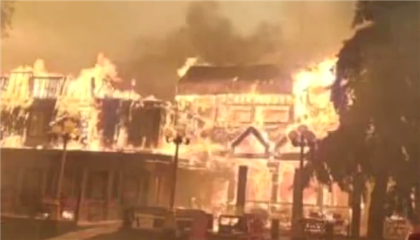 加拿大一城市近一半建筑被林火烧毁：火焰喷到100米高空
