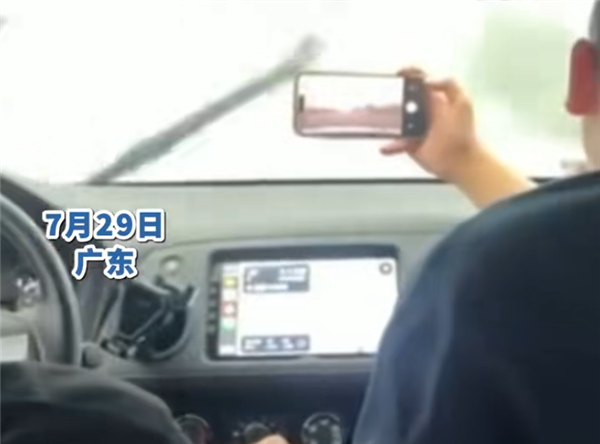 男子开车途中遇暴雨用手机照淸前方道路 网友：比激光雷达都好用