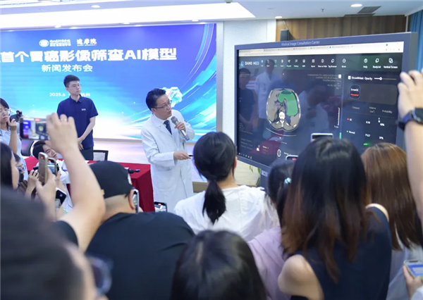 为了消灭癌症 他们把几千份遗憾喂给代码