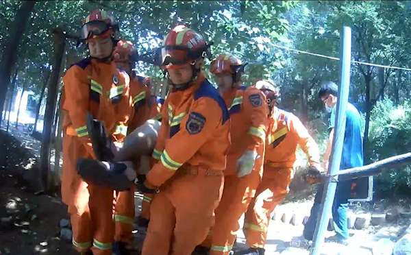 最高气温39℃ 山东壮汉上山烧烤被热晕 8名消防员才抬回