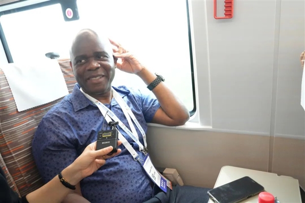 270多名老外体验中国高铁时速350公里的“贴地飞行”