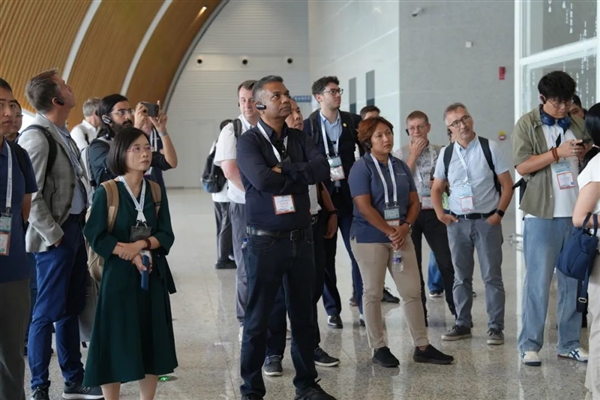 270多名老外体验中国高铁时速350公里的“贴地飞行”