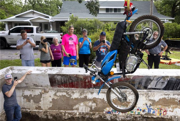 全球最大时间胶囊开箱：历经50年 雪佛兰Vega轿车仍崭新如初