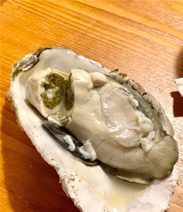 真的想问：生蚝肚子里的黑色到底是不是屎 能不能吃啊！