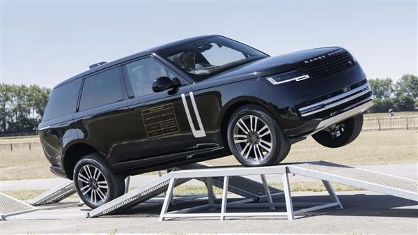 思路对了！纯电路虎揽胜实车公布：和燃油版看不出什么区别