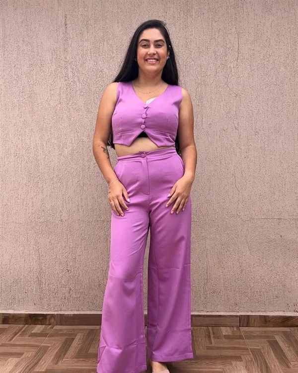 巴西女子患“巨乳症”失控!短短几月长O杯 出行得坐轮椅