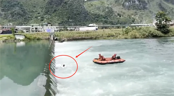 女子游泳掉入“死亡沸腾线” 警惕：水性很好的人也容易呛水