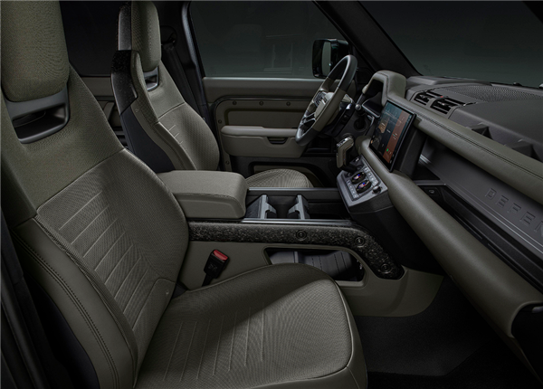 用上宝马4.4T大V8！最强版路虎卫士中国首秀