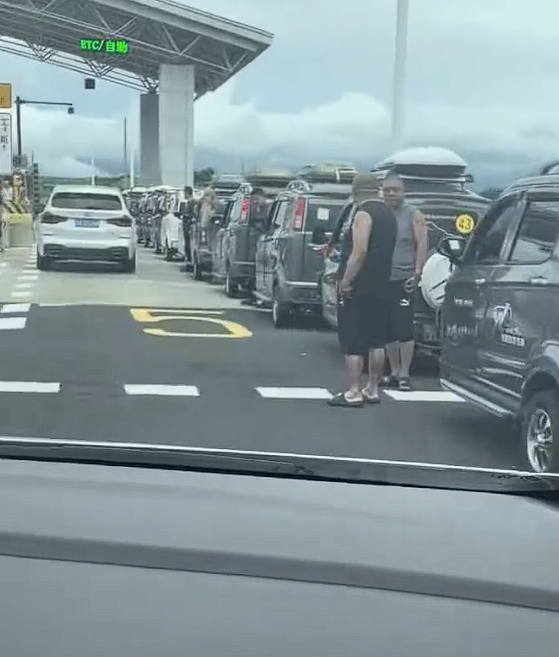 法规明确禁止!网友偶遇几十辆老头乐排长队要上高速