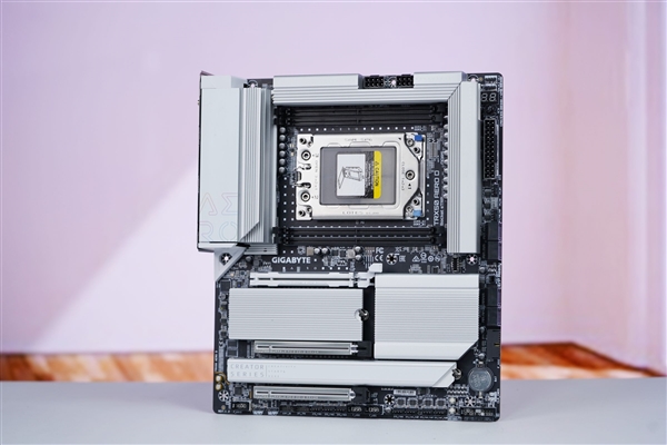 最强桌面CPU座驾!技嘉TRX50 AERO D主板图赏