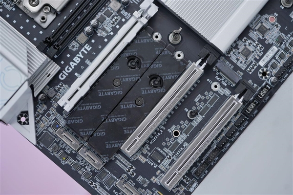 最强桌面CPU座驾!技嘉TRX50 AERO D主板图赏