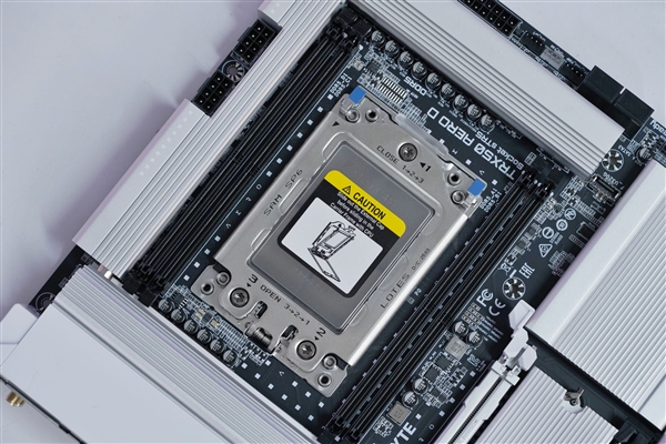 最强桌面CPU座驾!技嘉TRX50 AERO D主板图赏