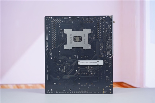 最强桌面CPU座驾!技嘉TRX50 AERO D主板图赏