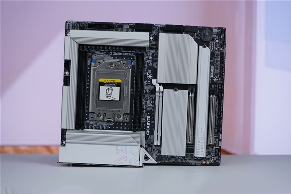 最强桌面CPU座驾!技嘉TRX50 AERO D主板图赏