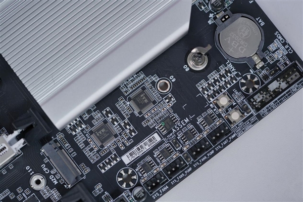 最强桌面CPU座驾!技嘉TRX50 AERO D主板图赏