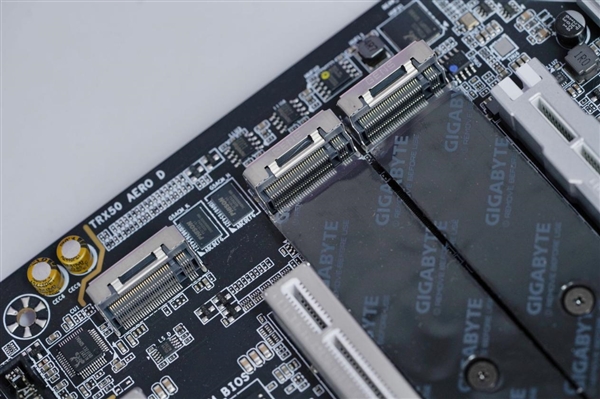 最强桌面CPU座驾!技嘉TRX50 AERO D主板图赏