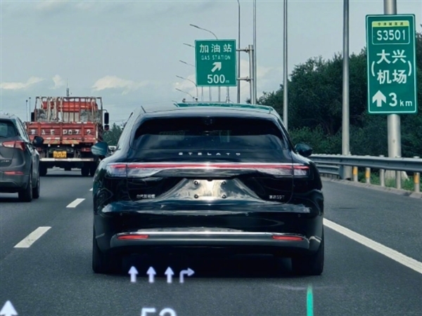 余承东亲当车模 享界S9T绿野仙踪实车曝光：带顶箱确实帅