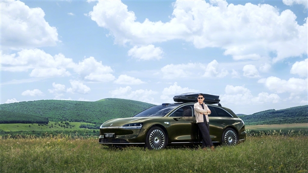 余承东亲当车模 享界S9T绿野仙踪实车曝光：带顶箱确实帅