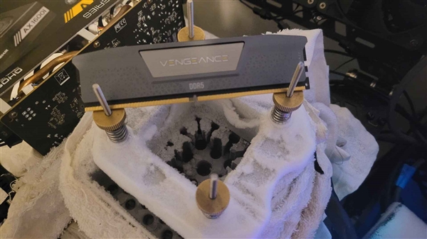 内存超频新世界记录诞生!惊人的DDR5-12886MT/s