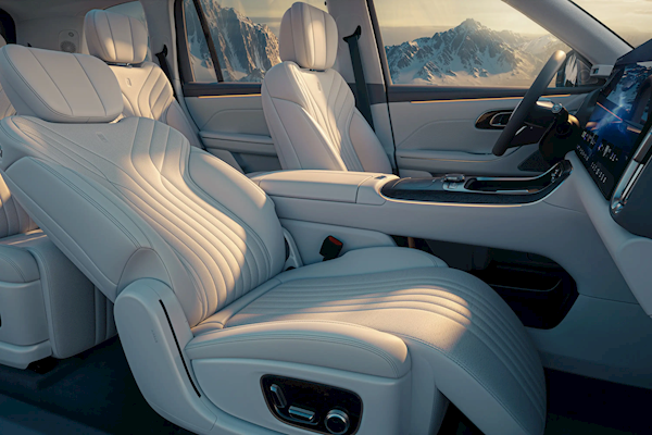 5米2全尺寸SUV杀入20万内！吉利银河M9预售：19.38万元起